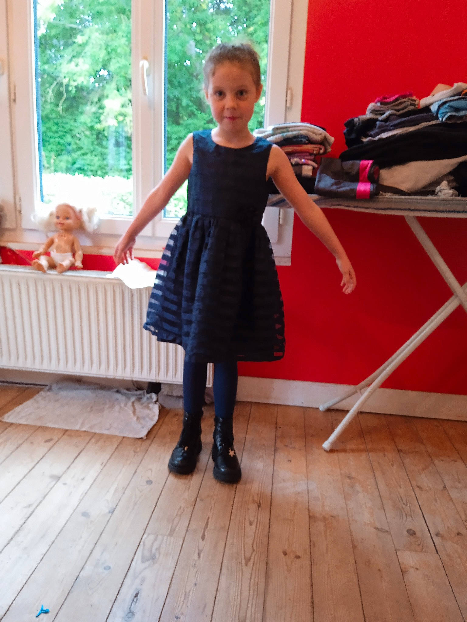 Oceanne a rejoint le concours — aidez-le/la à gagner de superbes lots ! baby_toddler_clothing, blurred, dress, event, floor, flooring, fun, happy, hardwood, human_leg, laminate_flooring, leisure, one_piece_garment, pattern, person, shoulder, table, toddler, waist, wood