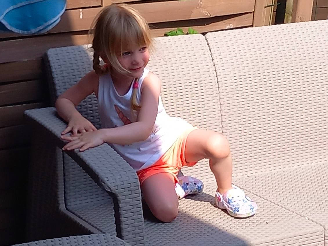 Loïs a rejoint le concours — aidez-le/la à gagner de superbes lots ! brown_hair, child, comfort, foot, human_leg, joint, joy, knee, lap, leg, leisure, long_hair, person, shorts, sitting, smile, sneakers, sock, sportswear, thigh