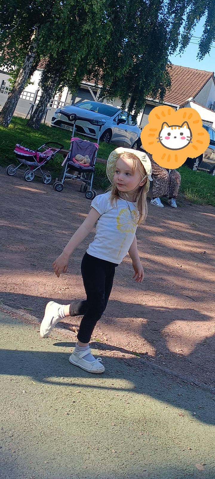 Loïs a rejoint le concours — aidez-le/la à gagner de superbes lots ! asphalt, calabaza, child, city, event, fun, grass, happy, leisure, pedestrian, person, plant, pumpkin, recreation, road, road_surface, sidewalk, toddler, tree, vacation