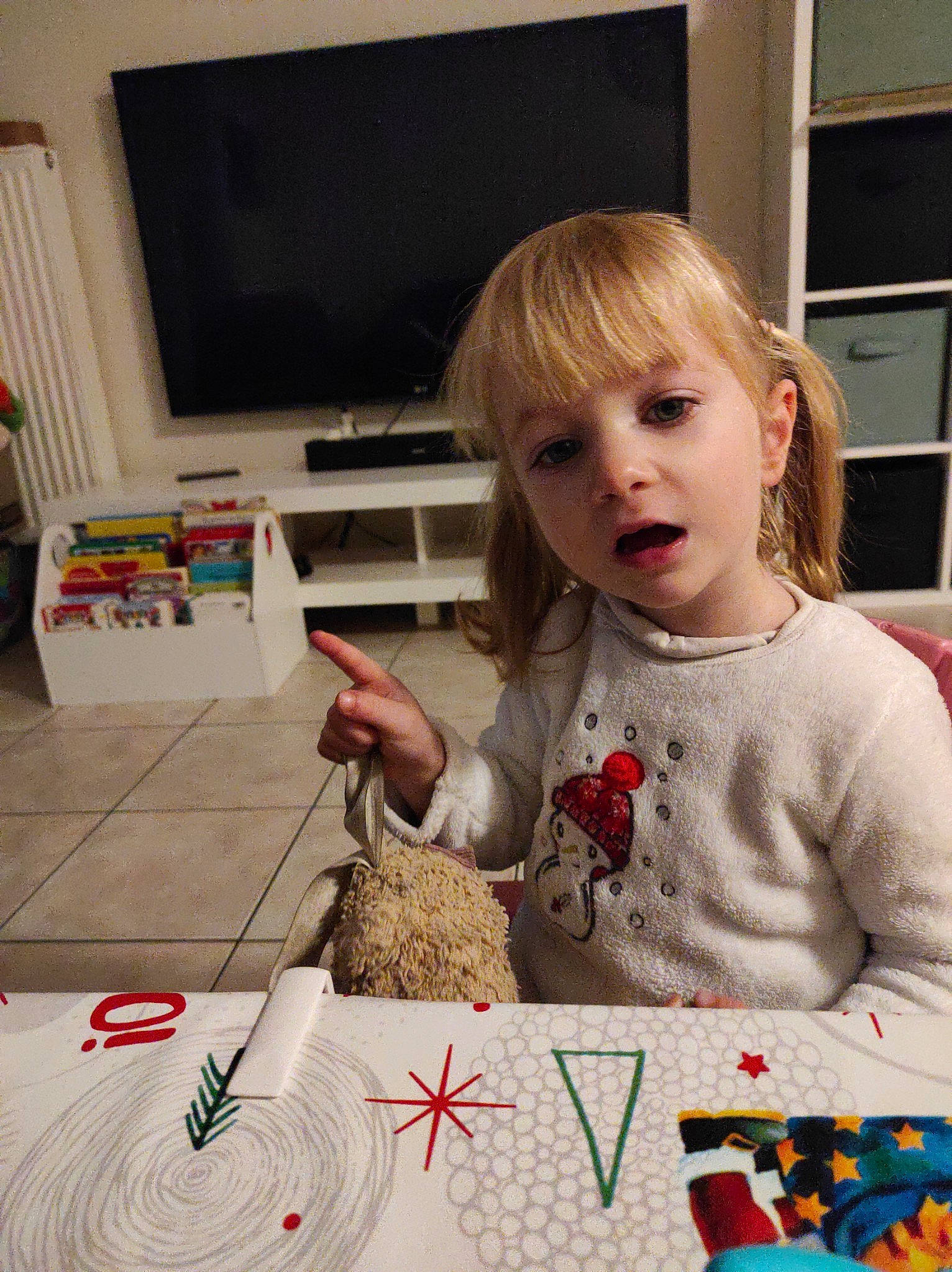 Loïs a rejoint le concours — aidez-le/la à gagner de superbes lots ! art, baby_toddler_clothing, baking, buttercream, cake_decorating, child, event, fun, holiday, icing, pattern, person, play, sitting, sugar_cake, sweetness, table, television, toddler, visual_arts