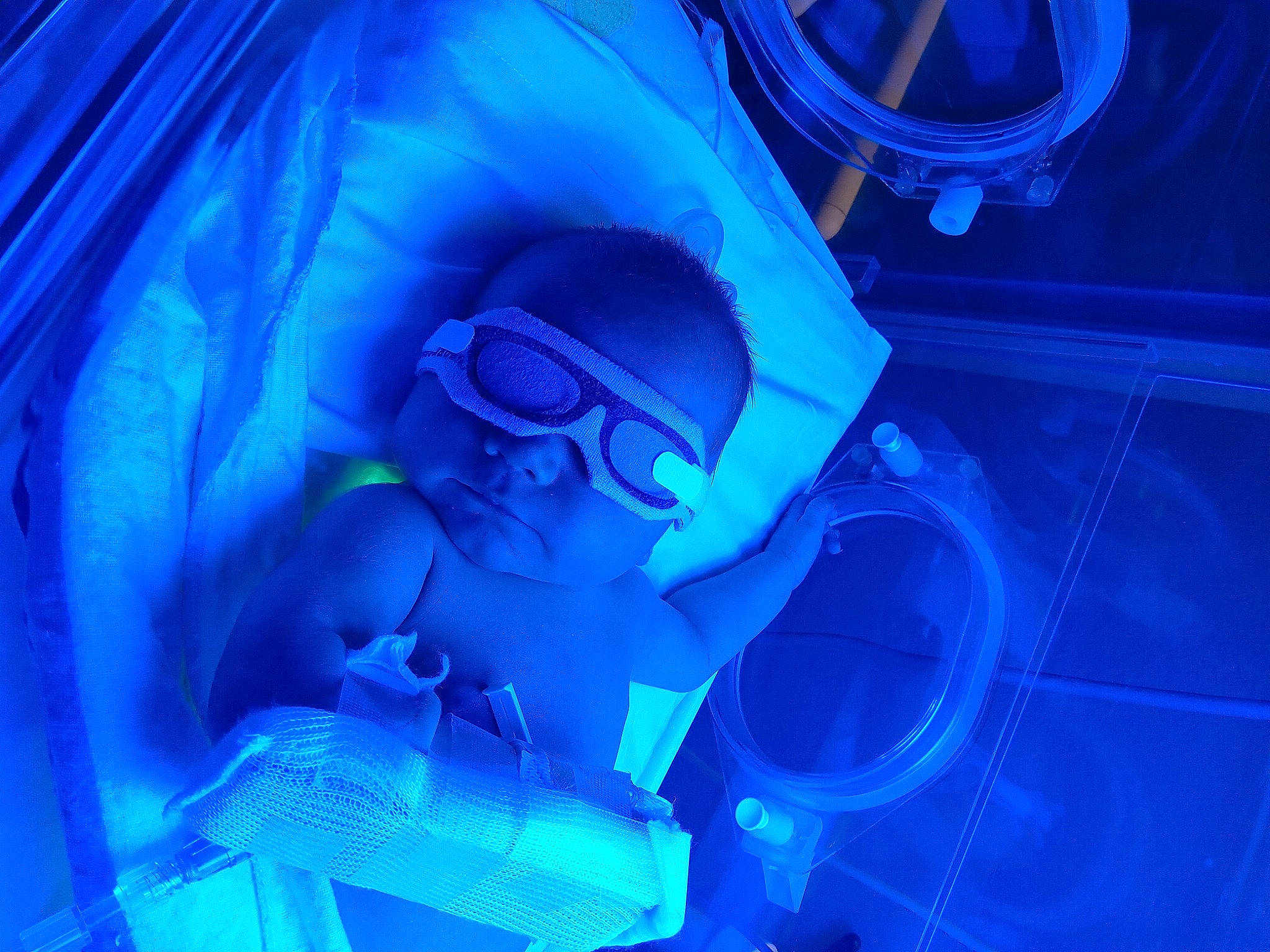 Huck is registered to the contest to win money with this photo: automotive_lighting, blue, electric_blue, entertainment, event, eyewear, fun, glasses, hat, helmet, leisure, magenta, person, personal_protective_equipment, purple, room, service, space