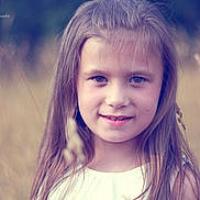 Lola participe au concours pour gagner de l'argent avec cette photo :