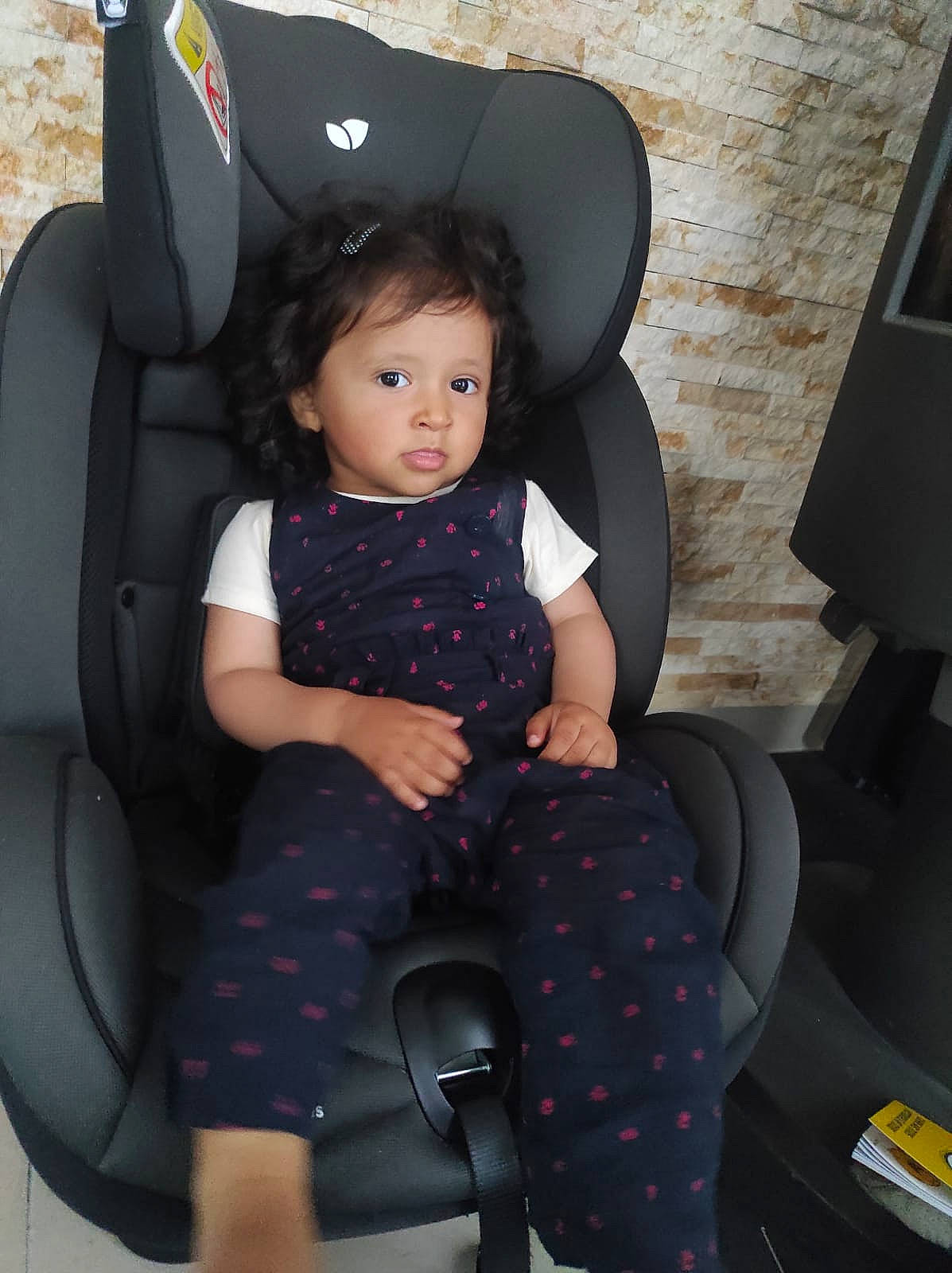 Assia participe au concours pour gagner de l'argent avec cette photo : armrest, auto_part, automotive_design, black_hair, car_seat, chair, child, comfort, fashion_design, fun, human_leg, knee, lap, leg, leisure, long_hair, person, sandal, sitting, thigh