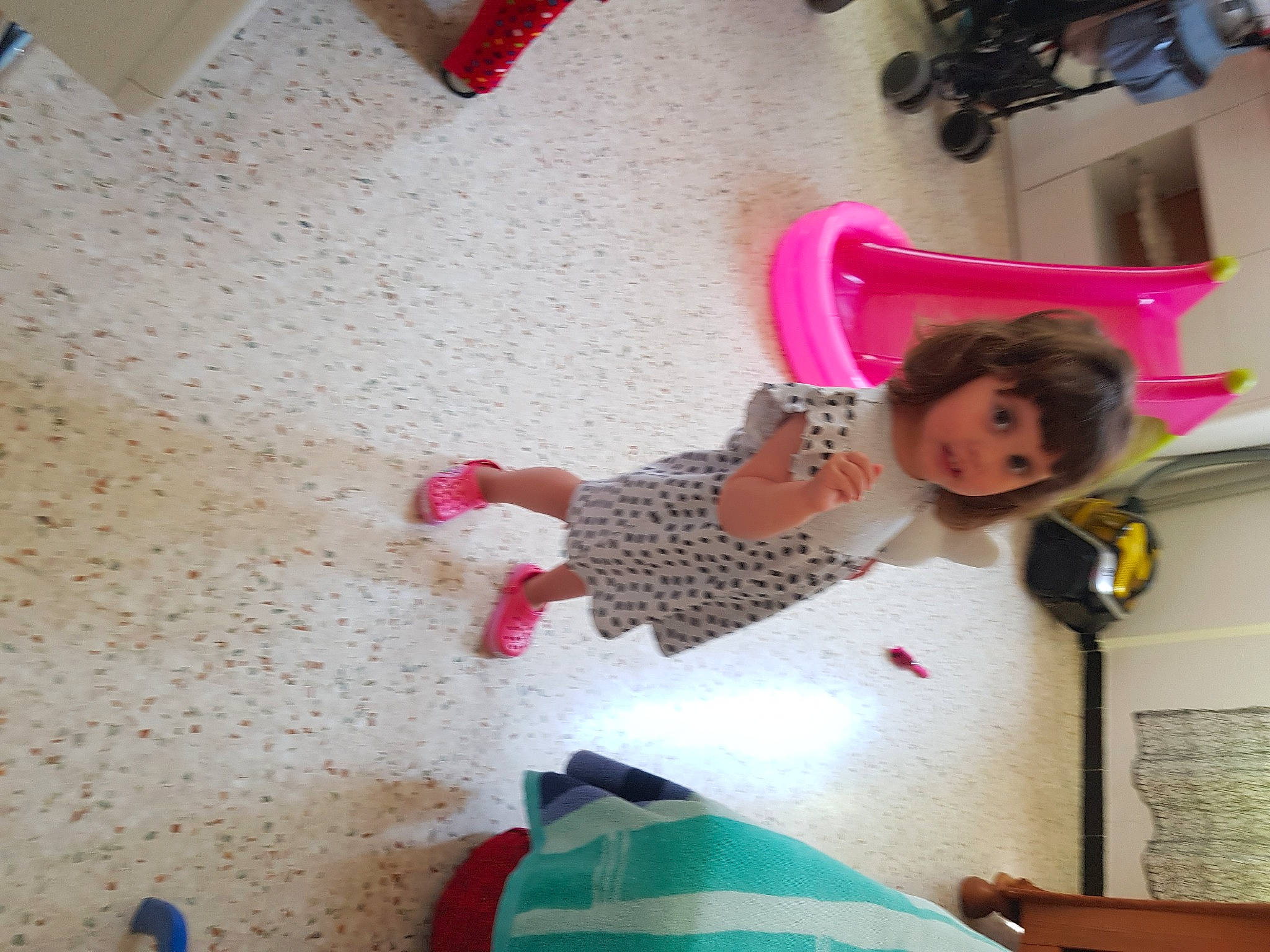 Sabrina a rejoint le concours — aidez-le/la à gagner de superbes lots ! baby_products, carmine, child, floor, flooring, fun, human_leg, learning, leisure, magenta, party, pattern, person, pink, play, room, textile, thigh, toddler, visual_arts