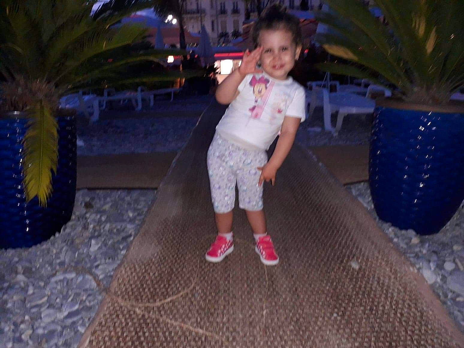 Sabrina participe au concours pour gagner de l'argent avec cette photo : child, cool, eye, fun, human_body, joy, leaf, leg, leisure, person, photograph, pink, plant, play, purple, snapshot, summer, thigh, toddler, tree