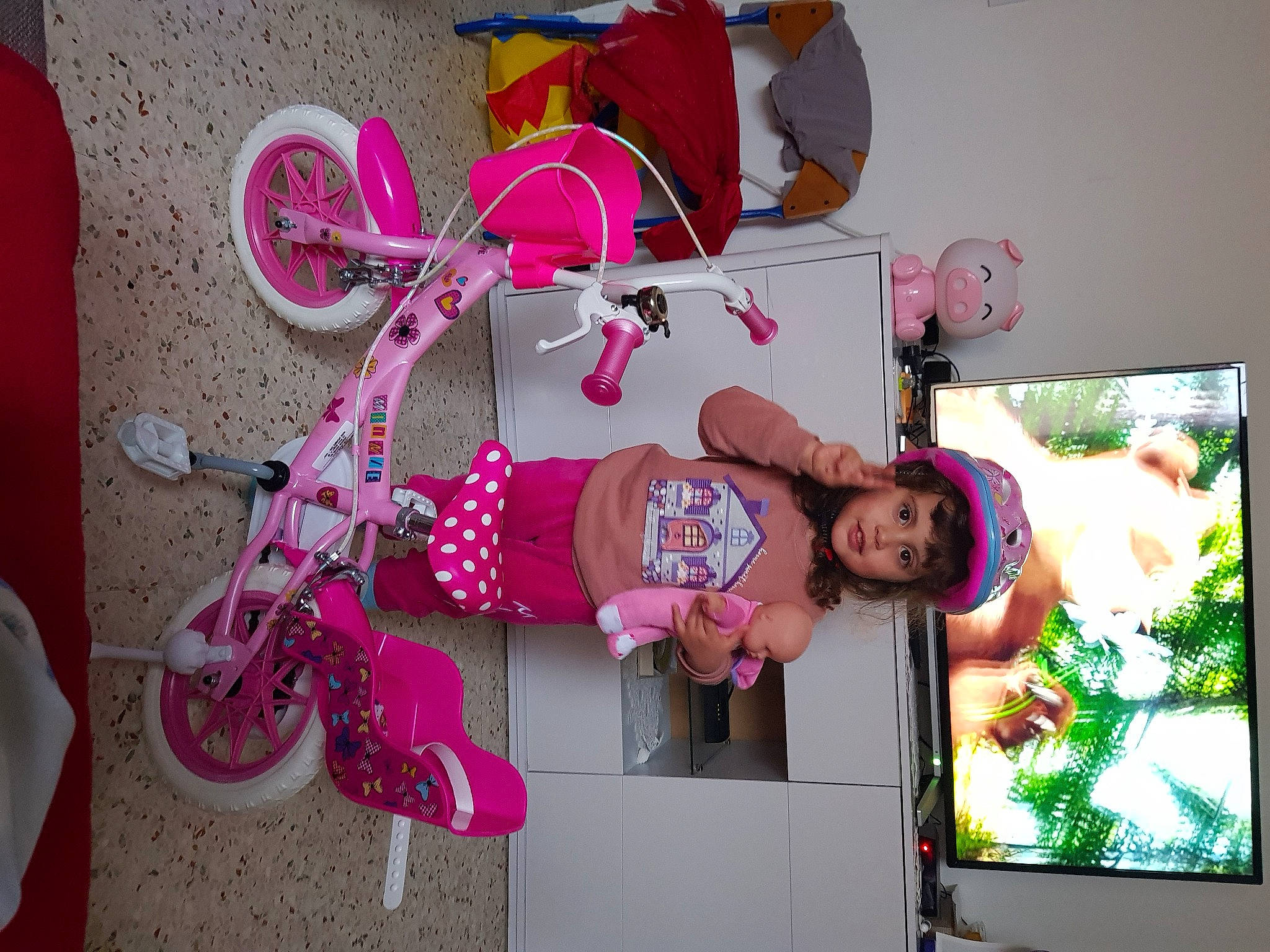 Sabrina participe au concours pour gagner de l'argent avec cette photo : art, baby_toddler_clothing, bicycle, bicycle_wheel, child, dress, fun, green, happy, magenta, pattern, person, pink, room, sandal, textile, tire, toddler, visual_arts, wheel