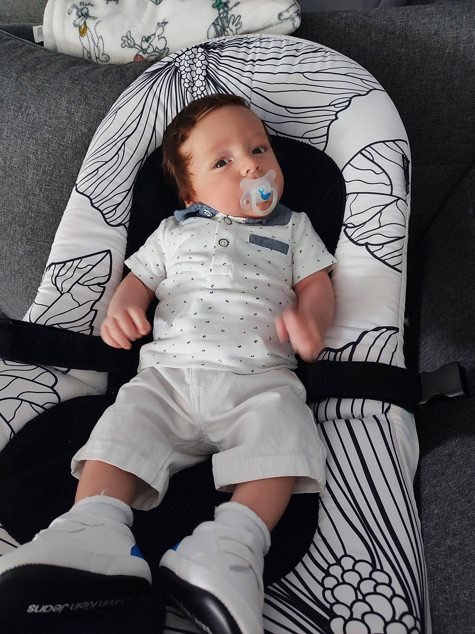 Élio a rejoint le concours — aidez-le/la à gagner de superbes lots ! baby, baby_toddler_clothing, black, child, comfort, fashion, flash_photography, foot, human_leg, knee, monochrome_photography, pattern, person, product, sitting, sleeve, sock, style, thigh, toddler