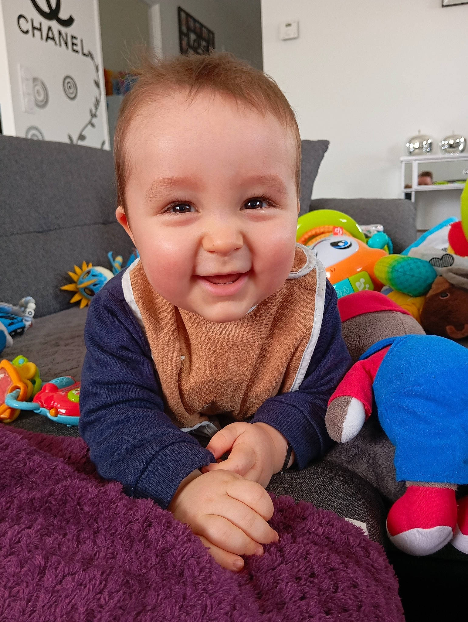 Élio participe au concours pour gagner de l'argent avec cette photo : baby, baby_playing_with_toys, baby_products, baby_toddler_clothing, baby_toys, carpet, cheek, child, flooring, fun, happy, joy, person, play, room, sitting, skin, smile, stuffed_toy, toddler