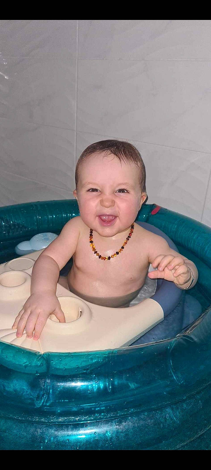 Élio a rejoint le concours — aidez-le/la à gagner de superbes lots ! arm, baby, baby_bathing, bathing, bathtub, cheek, chest, eye, fluid, fun, hand, head, leisure, liquid, person, product, recreation, skin, smile, toddler