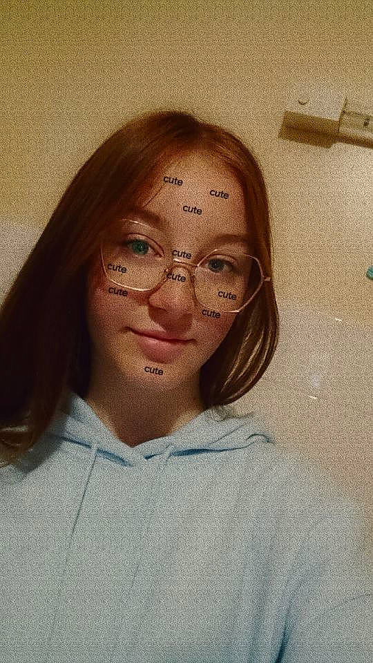 Louna a rejoint le concours — aidez-le/la à gagner de superbes lots ! cheek, chin, eye, eyebrow, eyelash, eyewear, forehead, glasses, happy, jaw, joy, lip, mouth, nose, paint, person, selfie, sleeve, smile, tints_and_shades