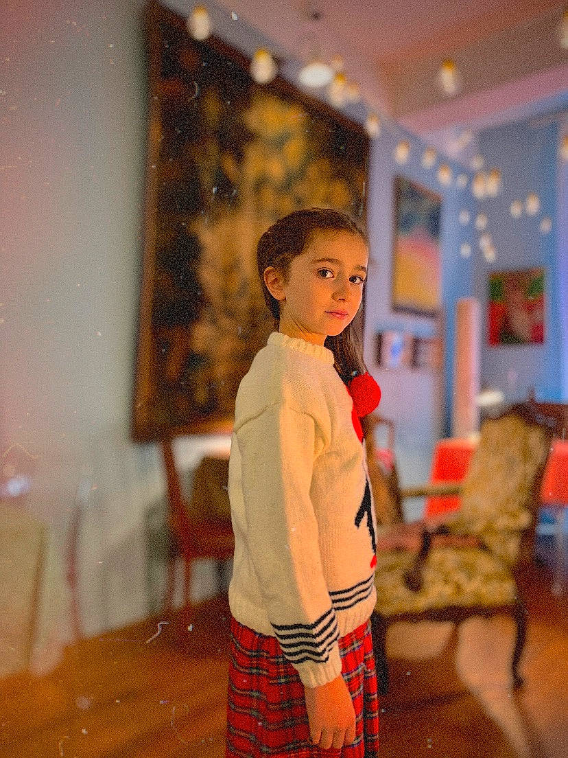 Iris Jane a rejoint le concours — aidez-le/la à gagner de superbes lots ! chair, child, doll, event, fashion_design, flooring, formal_wear, fun, pattern, person, plaid, room, sleeve, street_fashion, tartan, toy, uniform, vintage_clothing, visual_arts, waist