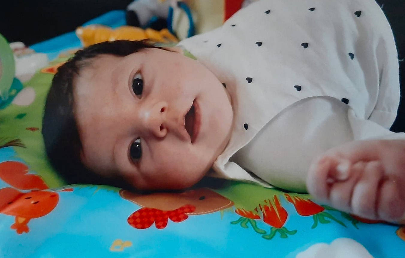 Agathe a rejoint le concours — aidez-le/la à gagner de superbes lots ! baby, baby_toddler_clothing, cheek, child, chin, collar, eyelash, face, facial_expression, happy, human, iris, leisure, linens, nose, pattern, person, skin, sleeve, textile