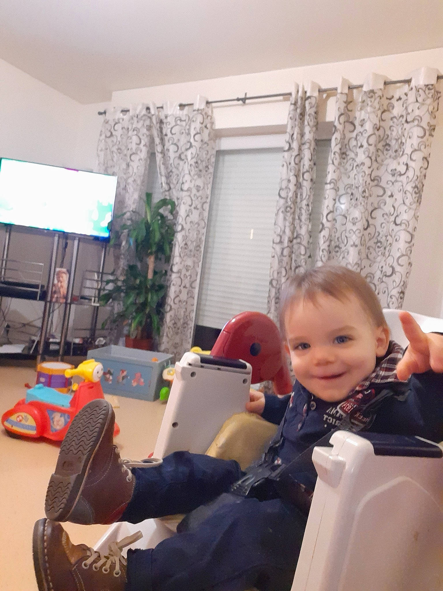 Thibaut participe au concours pour gagner de l'argent avec cette photo : baby, chair, child, comfort, furniture, home, interior_design, joy, living_room, person, play, product, room, sitting, toddler