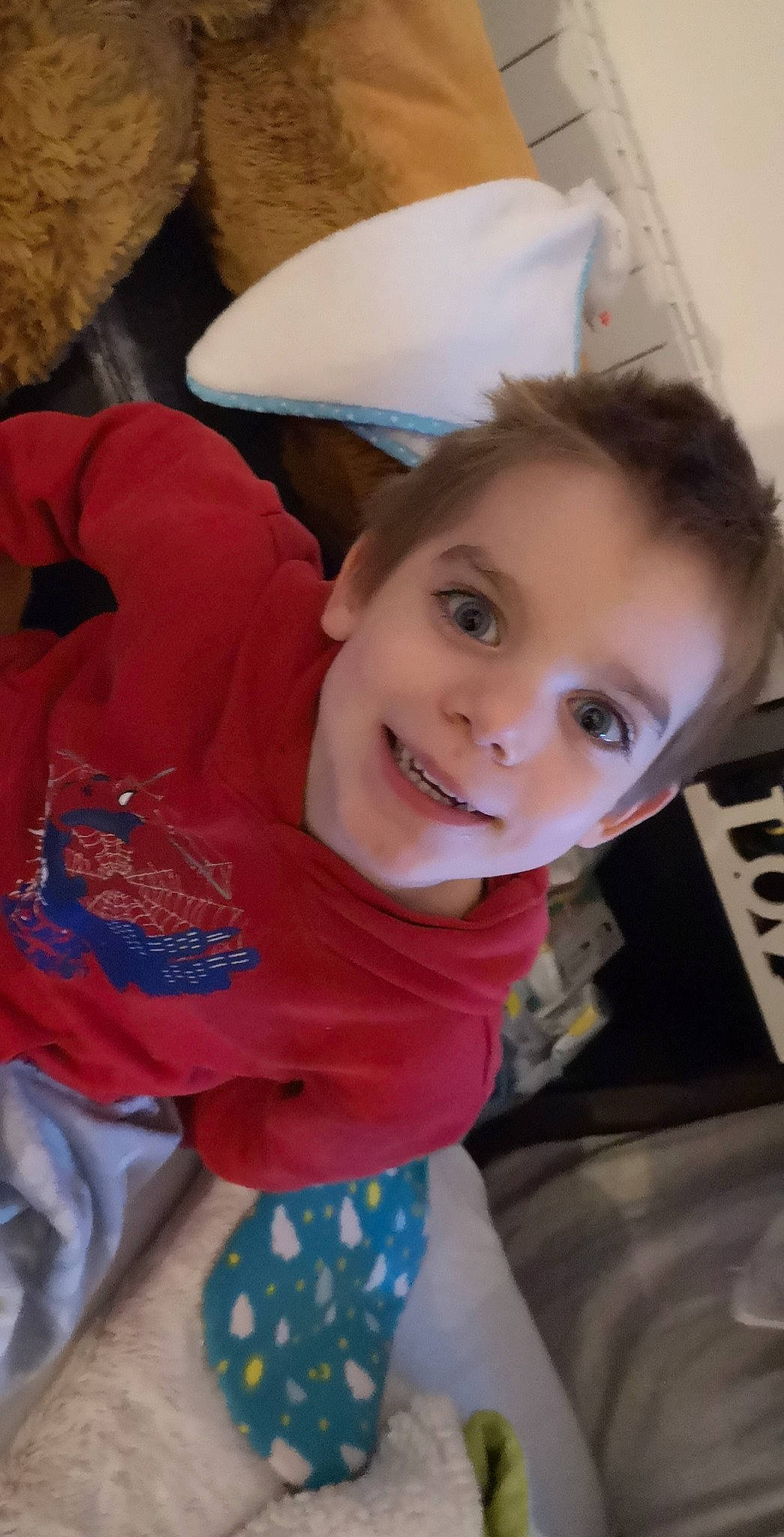 Thibaut a rejoint le concours — aidez-le/la à gagner de superbes lots ! baby, baby_toddler_clothing, carmine, cheek, child, fun, happy, joy, laugh, leisure, mammal, mouth, nose, pattern, person, sitting, skin, sleeve, smile, t_shirt