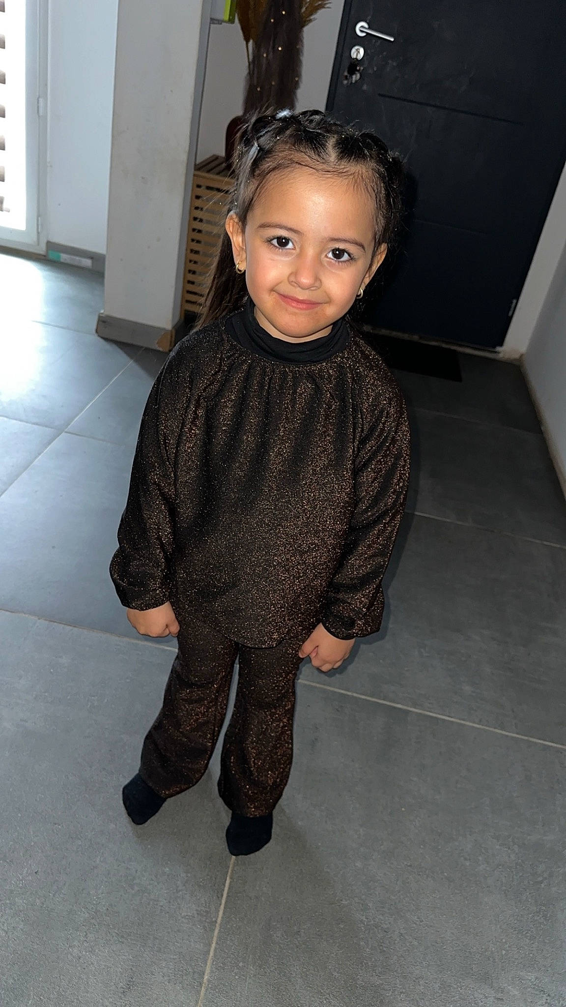 Inaya a rejoint le concours — aidez-le/la à gagner de superbes lots ! baby_toddler_clothing, child, embellishment, eyewear, face, fashion_design, flash_photography, floor, flooring, formal_wear, fur, hair, head, joy, pattern, person, personal_protective_equipment, sleeve, sunglasses, toddler