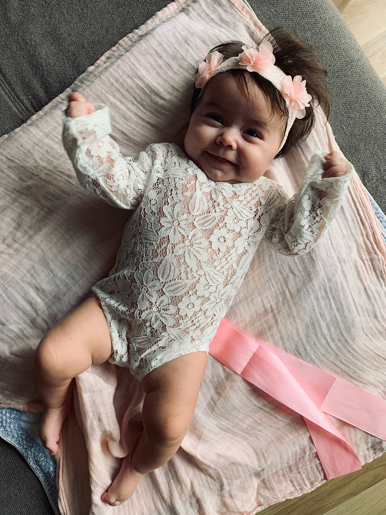 Louna participe au concours pour gagner de l'argent avec cette photo : arm, baby, beauty, beige, child, child_model, dress, human, joy, leg, linens, outerwear, pattern, person, photography, pink, product, sitting, skin, smile