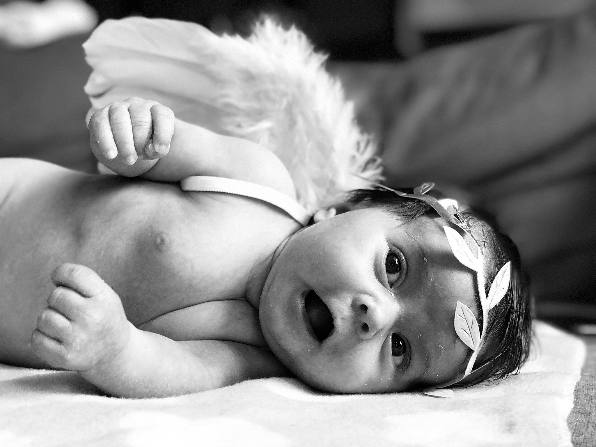 Louna a rejoint le concours — aidez-le/la à gagner de superbes lots ! baby, beauty, black, black_and_white, child, eye, facial_expression, fun, hand, happy, monochrome, monochrome_photography, person, photo_shoot, photograph, photography, portrait_photography, smile, style, surprise