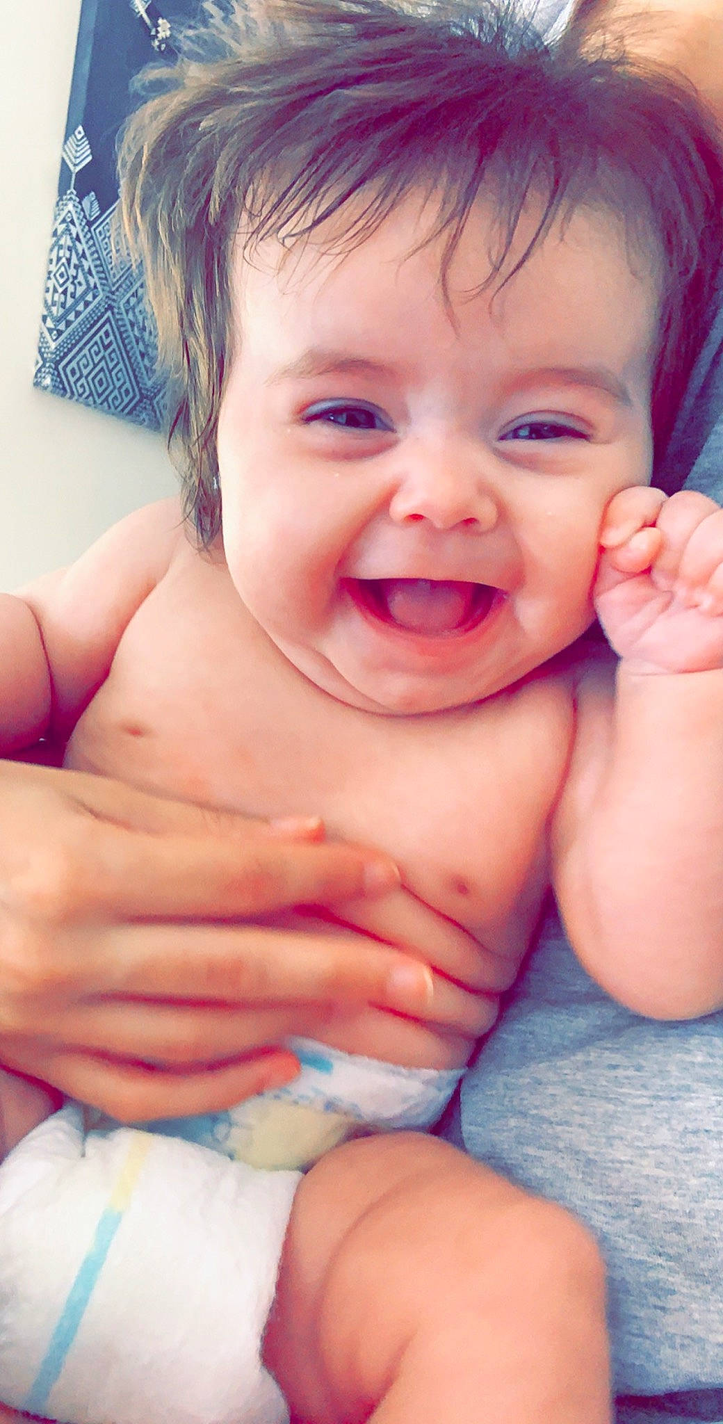 Louna participe au concours pour gagner de l'argent avec cette photo : baby, baby_making_funny_faces, cheek, child, chin, close_up, eye, face, facial_expression, finger, hand, head, lip, mouth, muscle, nose, person, skin, smile, thumb