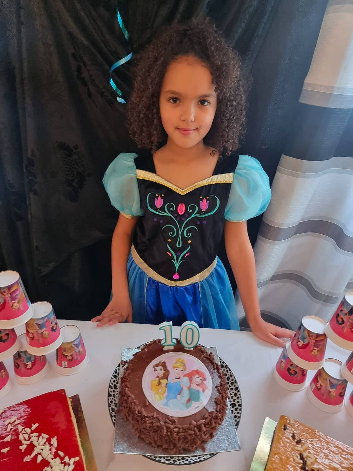 Amira a rejoint le concours — aidez-le/la à gagner de superbes lots ! baked_goods, birthday_cake, birthday_candle, birthday_party, buttercream, cake, cake_decorating, cake_decorating_supply, cuisine, dress, food, icing, ingredient, joy, person, plate, recipe, smile, sugar_cake, sugar_paste