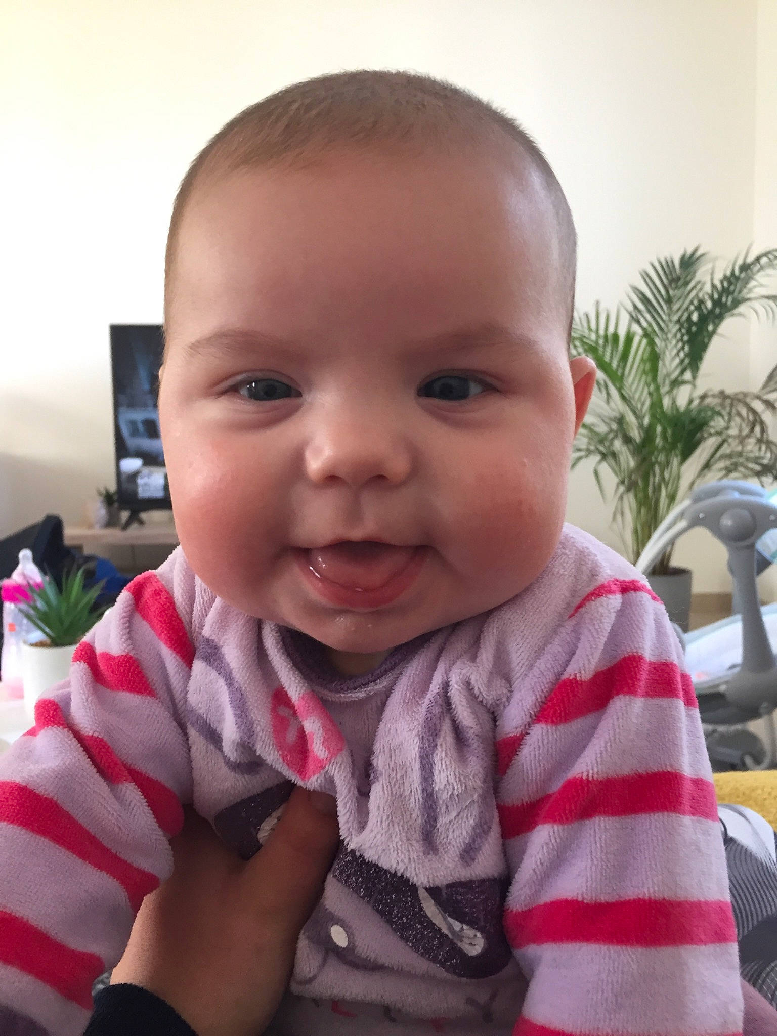 Lilouwenn a rejoint le concours — aidez-le/la à gagner de superbes lots ! arm, baby_toddler_clothing, cheek, chin, ear, eye, eyebrow, eyelash, gesture, happy, head, iris, jaw, lip, mouth, neck, nose, person, skin, sleeve