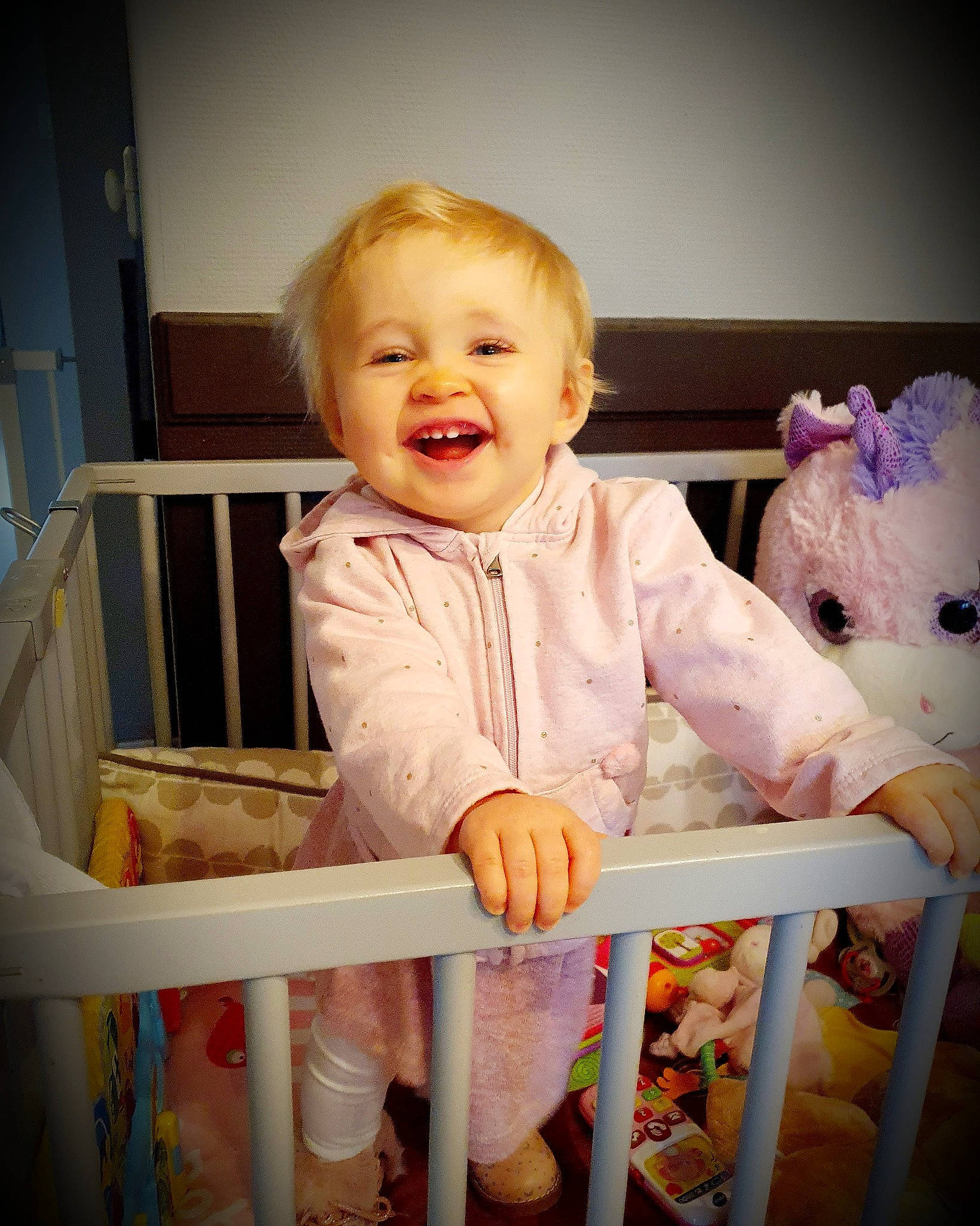 Eden participe au concours pour gagner de l'argent avec cette photo : baby, baby_products, baby_safety, baby_toddler_clothing, baby_toys, bed, cheek, child, eye, face, furniture, head, infant_bed, iris, person, pink, product, sitting, skin, standing