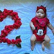 Tepootunuiohiva a rejoint le concours — aidez-le/la à gagner de superbes lots ! baby, infant, toddler, number_two, hibiscus, red_flowers, headband, bow, minnie_mouse, onesie, bandana, blanket, lying_down, portrait, cute, big_eyes, celebration, soft_lighting, skin, hand