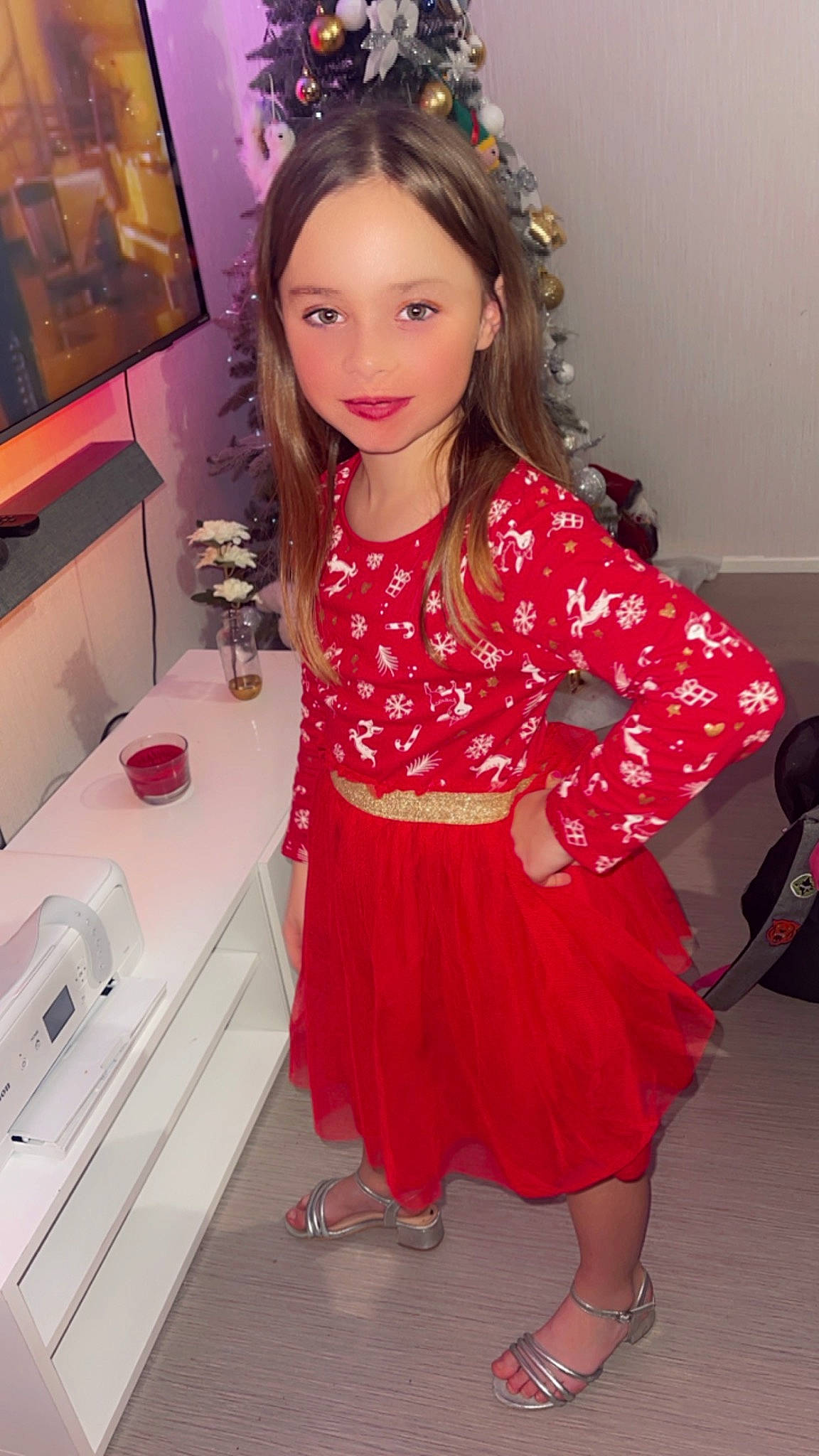 Syana a rejoint le concours — aidez-le/la à gagner de superbes lots ! beauty, brown_hair, child, event, eye, eyelash, fashion, fashion_design, flooring, hair, human_leg, joy, lip, magenta, makeover, person, pink, product, skin, sleeve