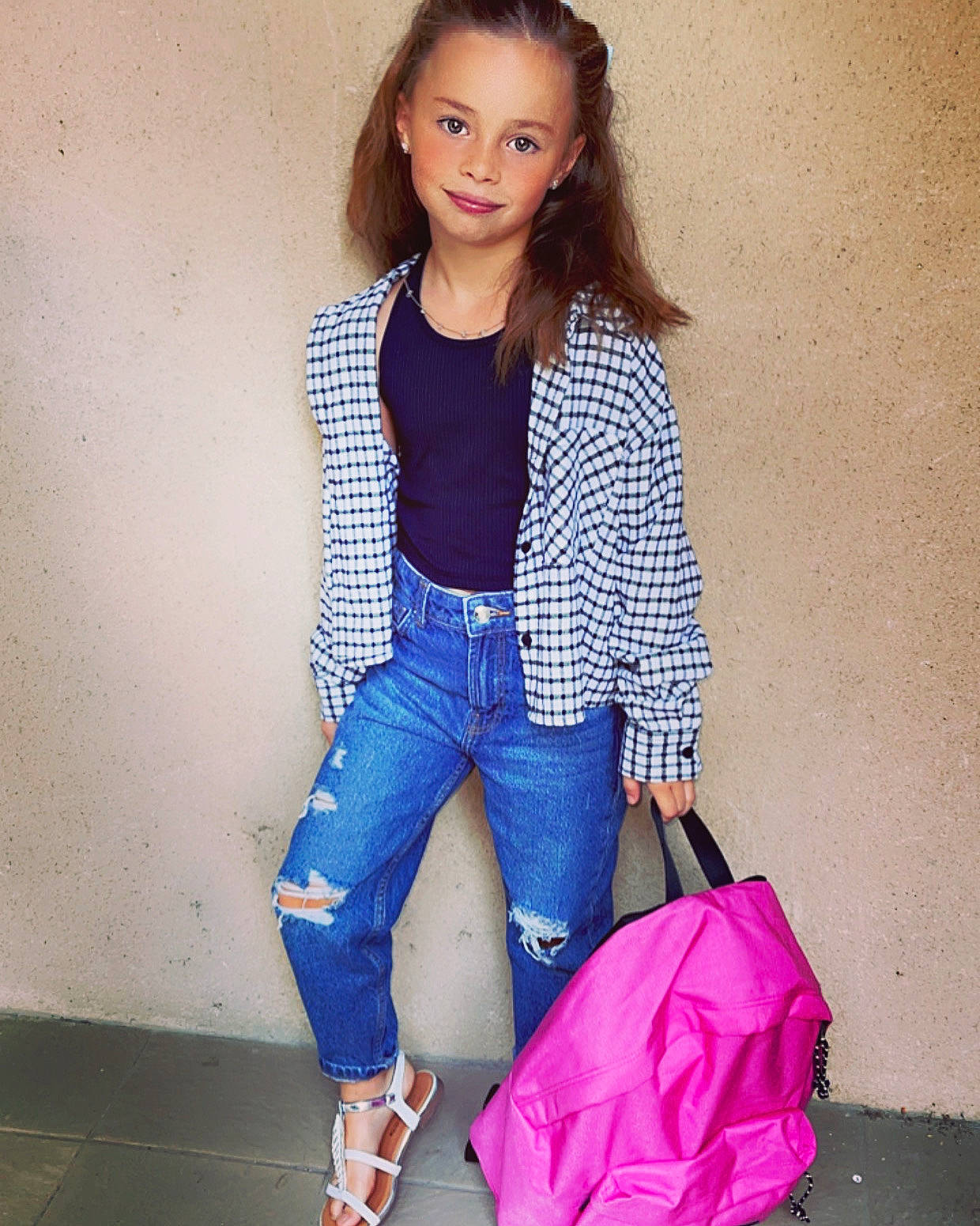 Syana a rejoint le concours — aidez-le/la à gagner de superbes lots ! clothing, collar, dress_shirt, fashion, footwear, jeans, joy, knee, leg, luggage_and_bags, neck, outerwear, person, plaid, shoe, sleeve, t_shirt, tartan, thigh, trousers