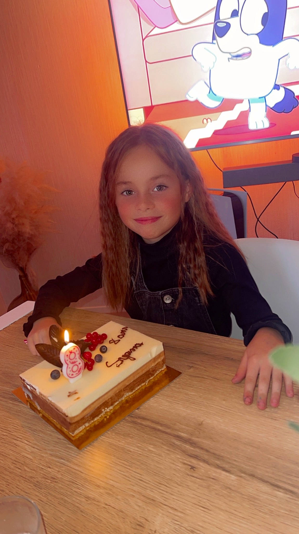 Syana participe au concours pour gagner de l'argent avec cette photo : baked_goods, birthday_cake, birthday_candle, cake, cake_decorating, cake_decorating_supply, candle, cuisine, food, happy, joy, lighting, orange, person, plate, recipe, smile, sugar_cake, table, tableware