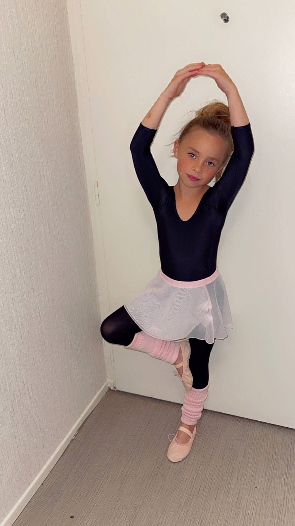 Syana a rejoint le concours — aidez-le/la à gagner de superbes lots ! athletic_dance_move, barefoot, dance, elbow, face, flash_photography, floor, flooring, human_leg, joint, knee, leg, performing_arts, person, shoe, sleeve, sock, sportswear, stairs, thigh