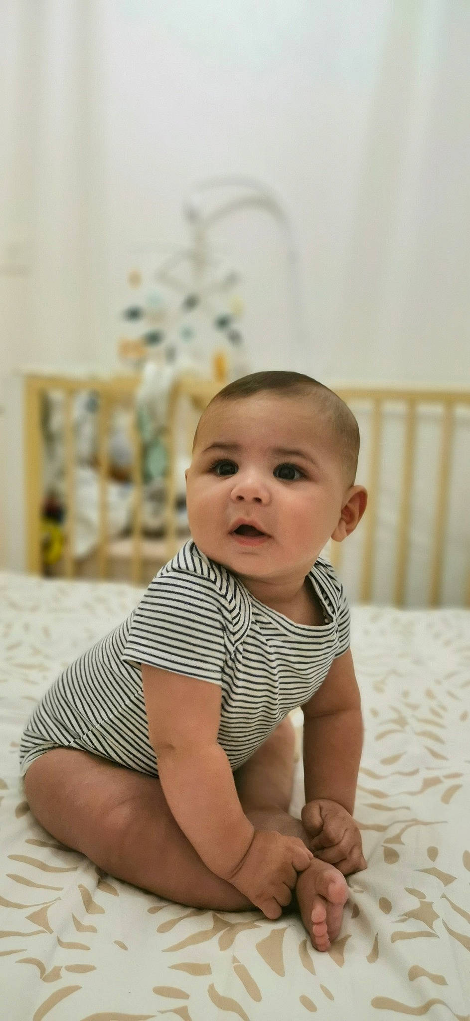 Neil a rejoint le concours — aidez-le/la à gagner de superbes lots ! baby, baby_toddler_clothing, cheek, child, chin, comfort, flash_photography, flooring, fun, happy, human_body, iris, pattern, person, portrait_photography, sitting, skin, sleeve, thumb, toddler