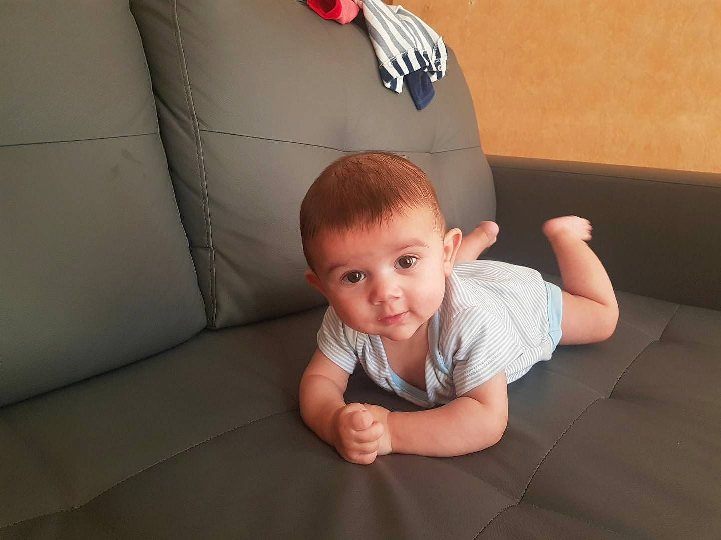 Kenzo participe au concours pour gagner de l'argent avec cette photo : arm, child, day, finger, fun, hand, infant, leg, person, product, sitting, skin, smile, toddler