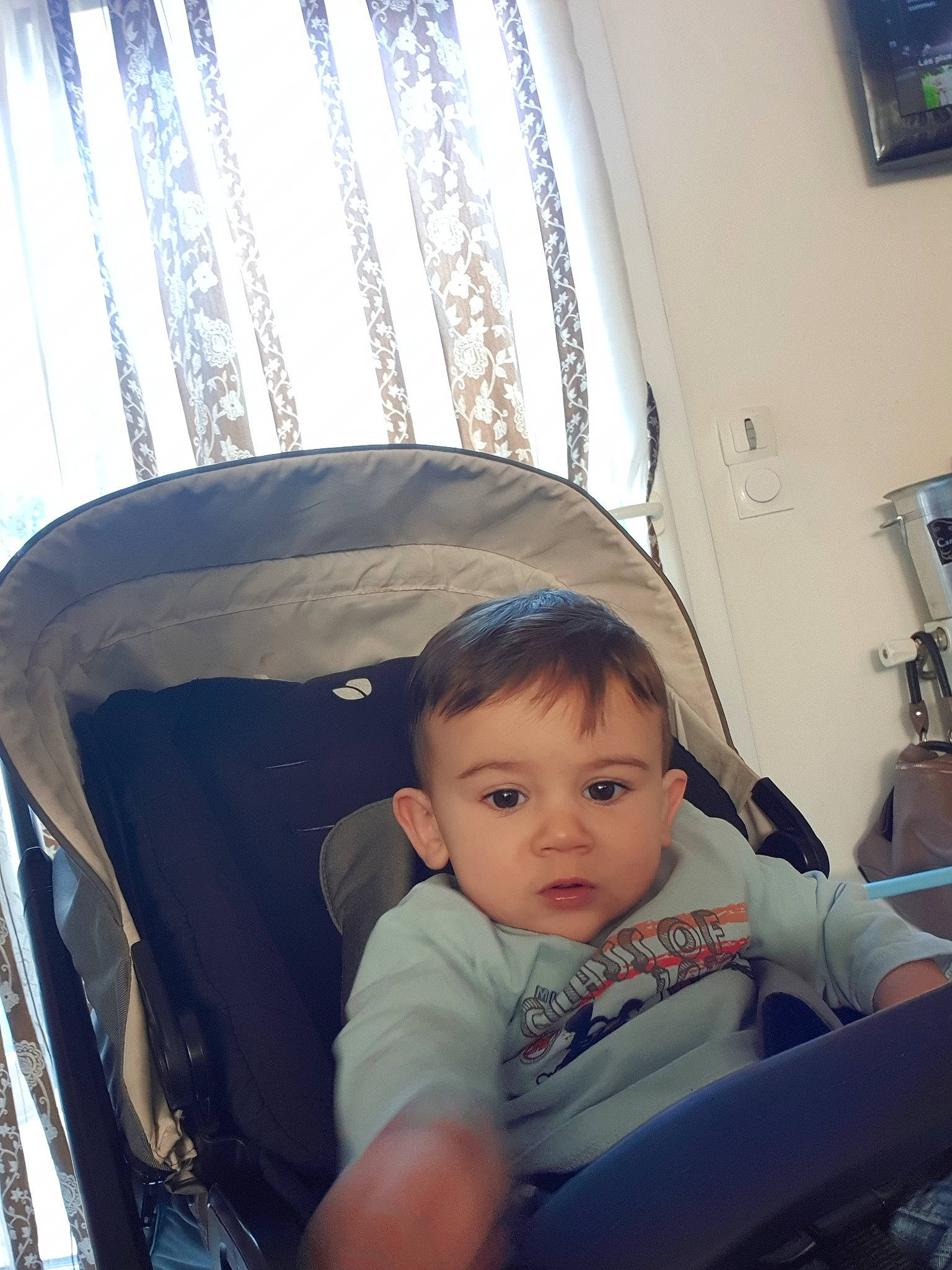 Kenzo a rejoint le concours — aidez-le/la à gagner de superbes lots ! baby_products, boy, child, day, eye, face, forehead, fun, girl, hair, hairstyle, head, infant, organ, person, product, sitting, skin, snapshot, toddler