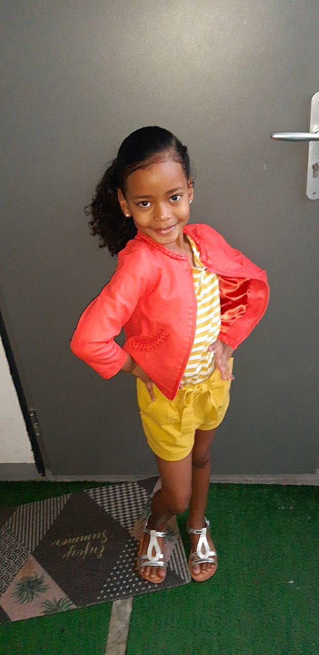 Maryssa a rejoint le concours — aidez-le/la à gagner de superbes lots ! child, event, face, fashion_design, flooring, formal_wear, fun, happy, human_leg, joint, joy, knee, magenta, person, room, sandal, shoulder, sleeve, smile, standing