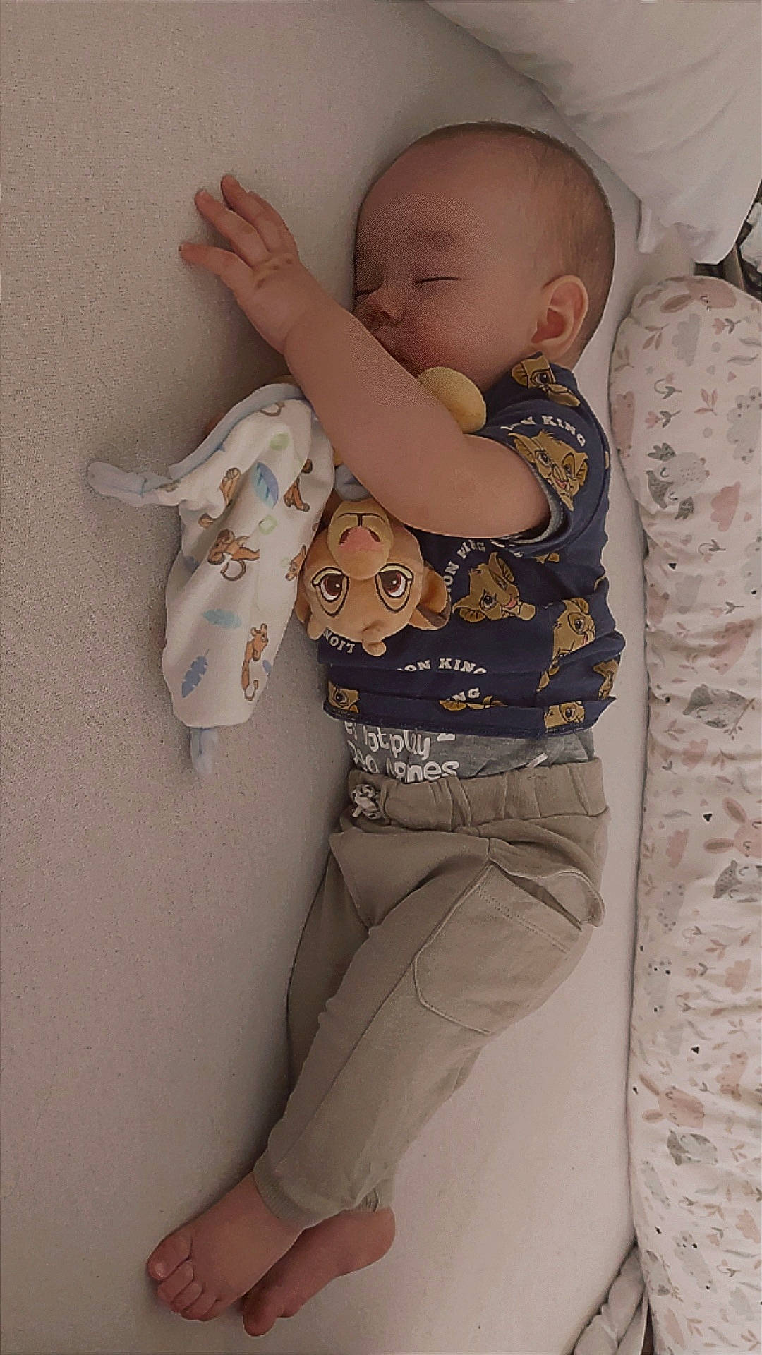 Nolhan participe au concours pour gagner de l'argent avec cette photo : abdomen, arm, baby, baby_toddler_clothing, chest, child, comfort, elbow, gesture, human_leg, joint, knee, leg, pattern, person, sleeve, stomach, thigh, toddler, trunk