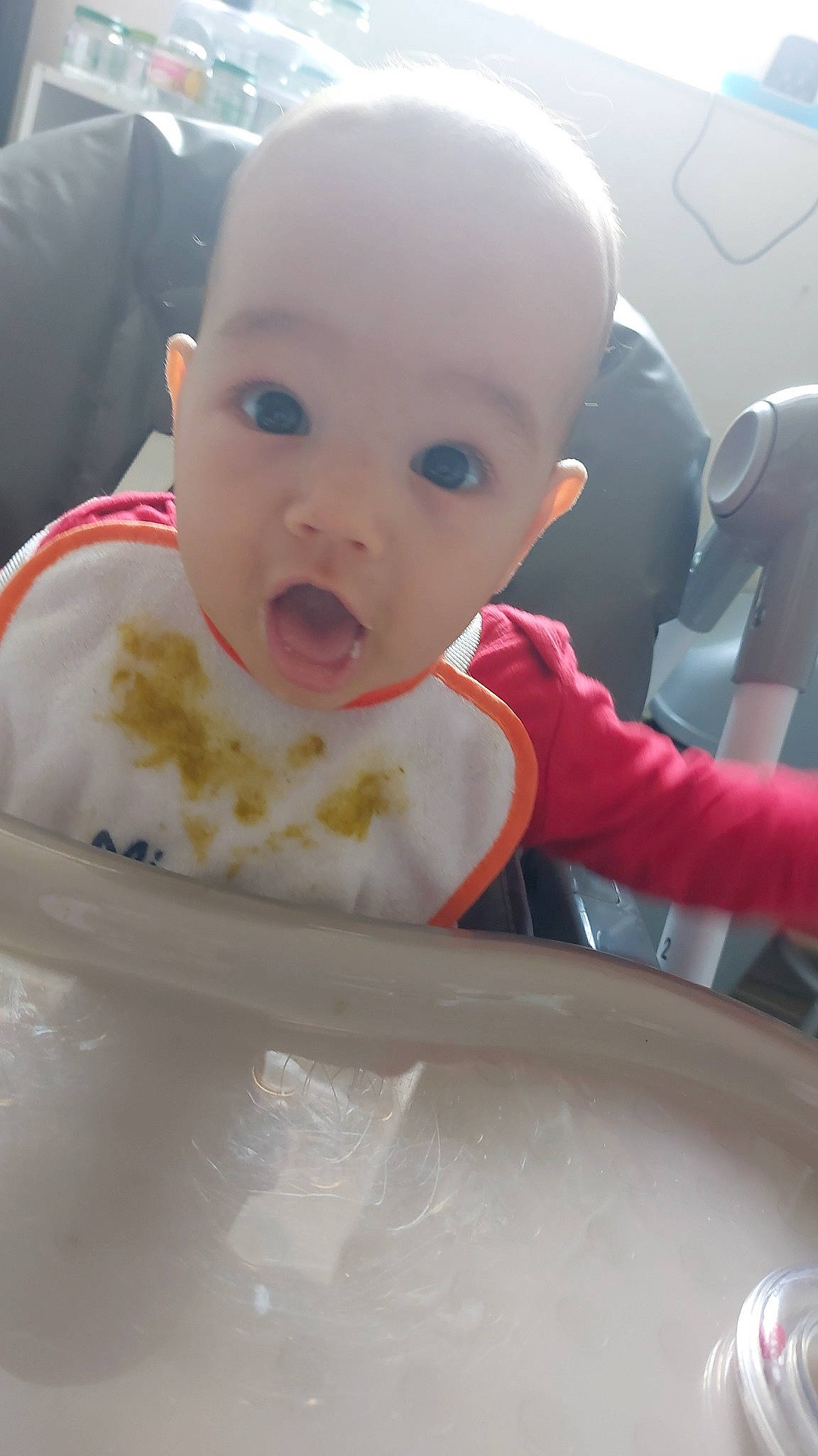 Nolhan a rejoint le concours — aidez-le/la à gagner de superbes lots ! baby, baby_toddler_clothing, bib, cheek, child, chin, comfort_food, dishware, drinkware, fun, happy, iris, person, plate, serveware, sitting, smile, steering_wheel, surprise, tableware