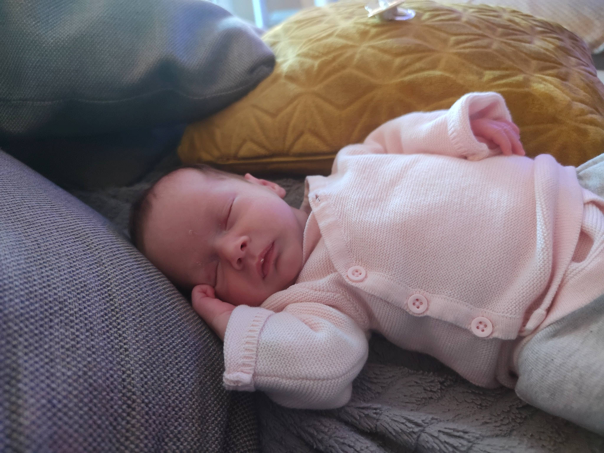 Lilas participe au concours pour gagner de l'argent avec cette photo : baby, baby_products, baby_sleeping, baby_toddler_clothing, bedding, bedtime, child, comfort, human, linens, nap, person, skin, sleep, toddler