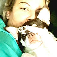 Wendy a rejoint le concours — aidez-le/la à gagner de superbes lots ! affection, canine, casual, close_up, cute, dog, ear, eye, face, fur, human, indoor, light_skin, nose, paw, person, pet, portrait, resting, snuggling