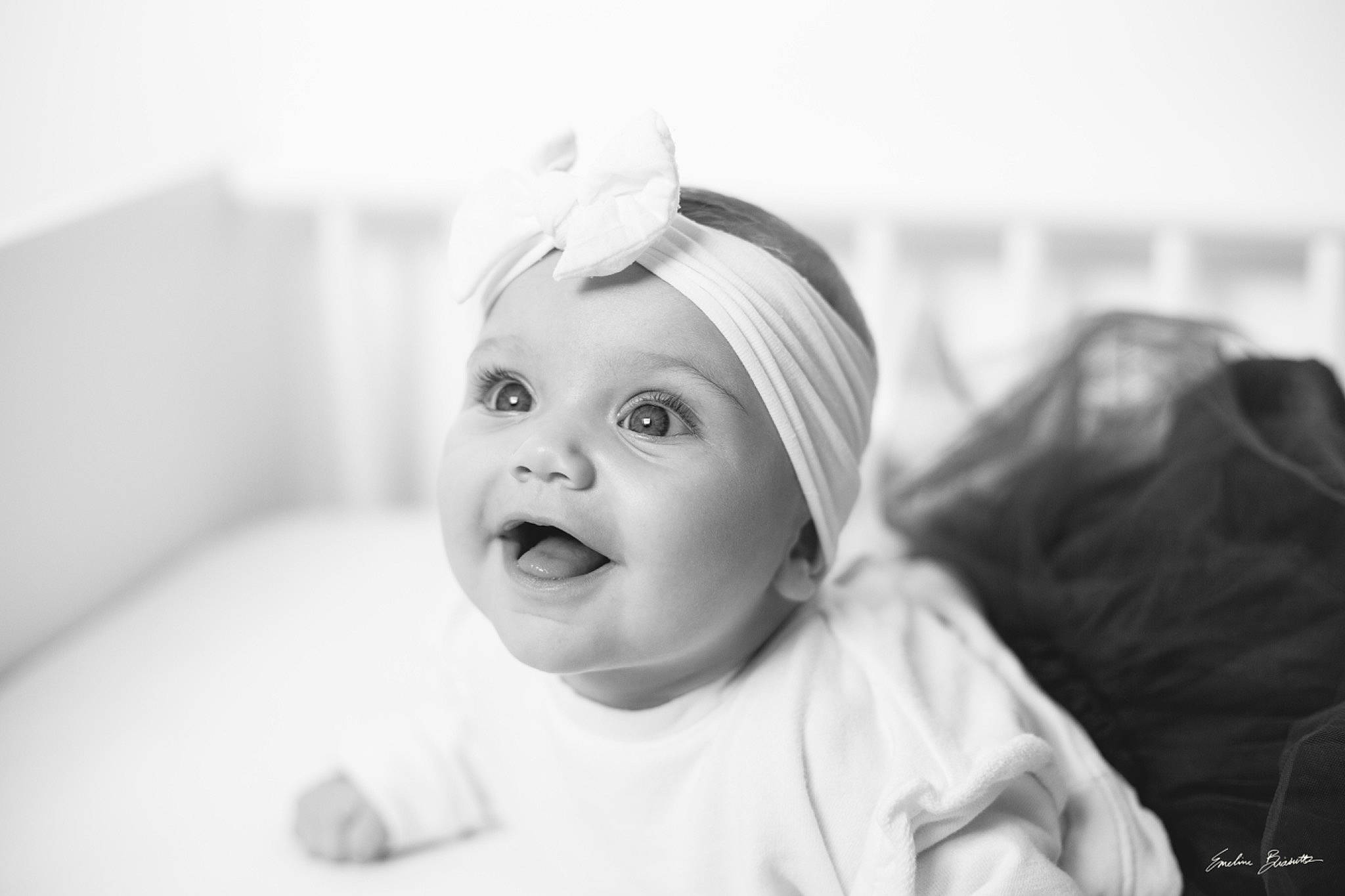Lennie a rejoint le concours — aidez-le/la à gagner de superbes lots ! baby, baby_toddler_clothing, cheek, child, comfort, flash_photography, fun, gesture, happy, headwear, iris, laugh, monochrome, monochrome_photography, person, portrait, portrait_photography, room, sitting, sleeve