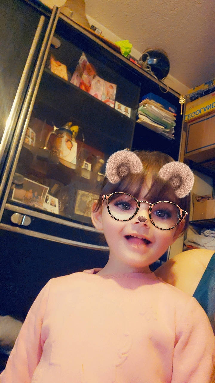 Ilyana a rejoint le concours — aidez-le/la à gagner de superbes lots ! chest, cool, ear, eyebrow, eyelash, eyewear, fashion_accessory, finger, fun, glasses, happy, nose, person, personal_protective_equipment, picture_frame, room, selfie, shelf, sunglasses, toddler