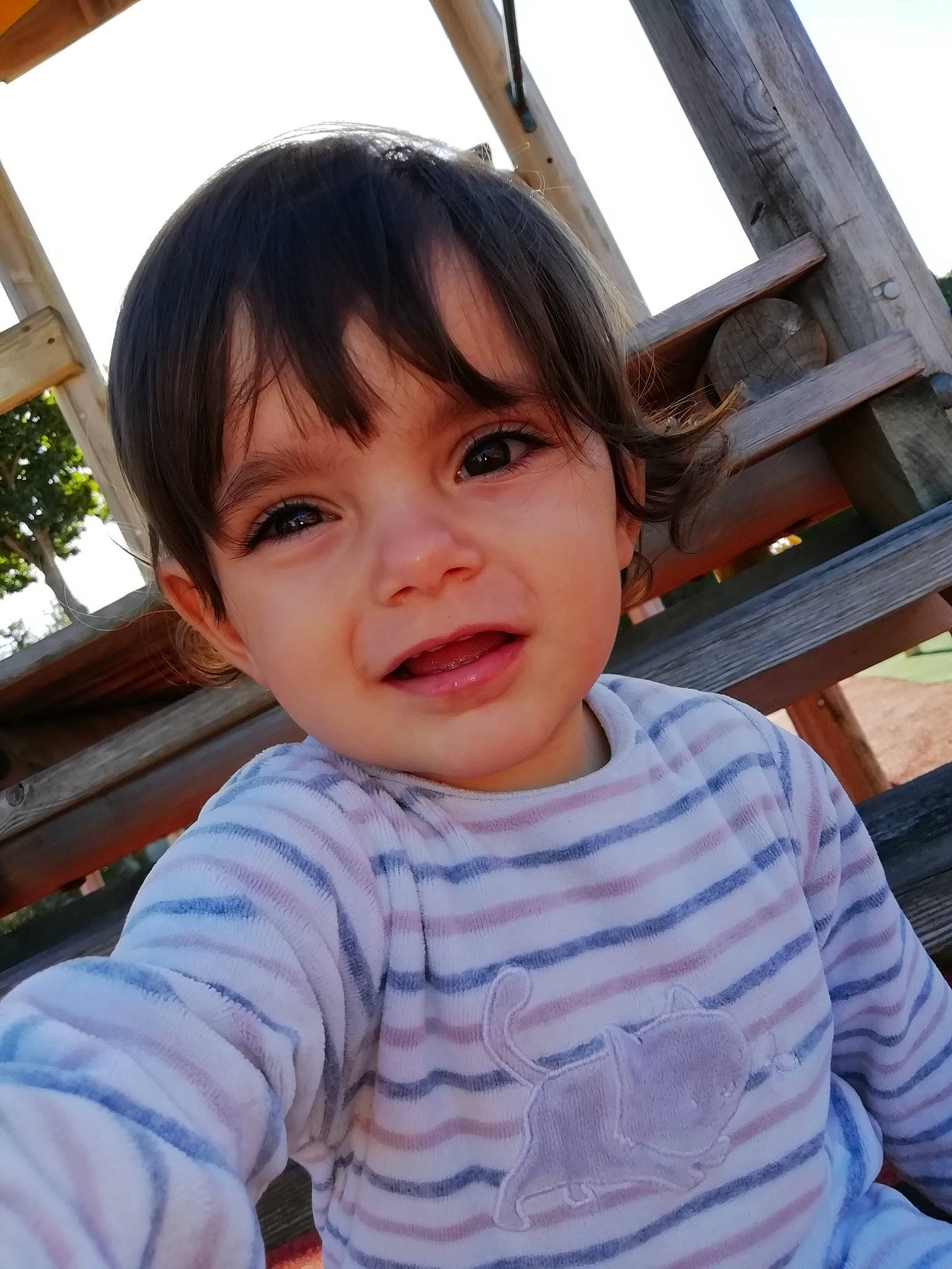 Ilyana a rejoint le concours — aidez-le/la à gagner de superbes lots ! baby_toddler_clothing, bangs, cheek, child, fun, happy, leisure, nose, person, play, portrait_photography, sitting, skin, sky, sleeve, smile, t_shirt, toddler, travel, vacation