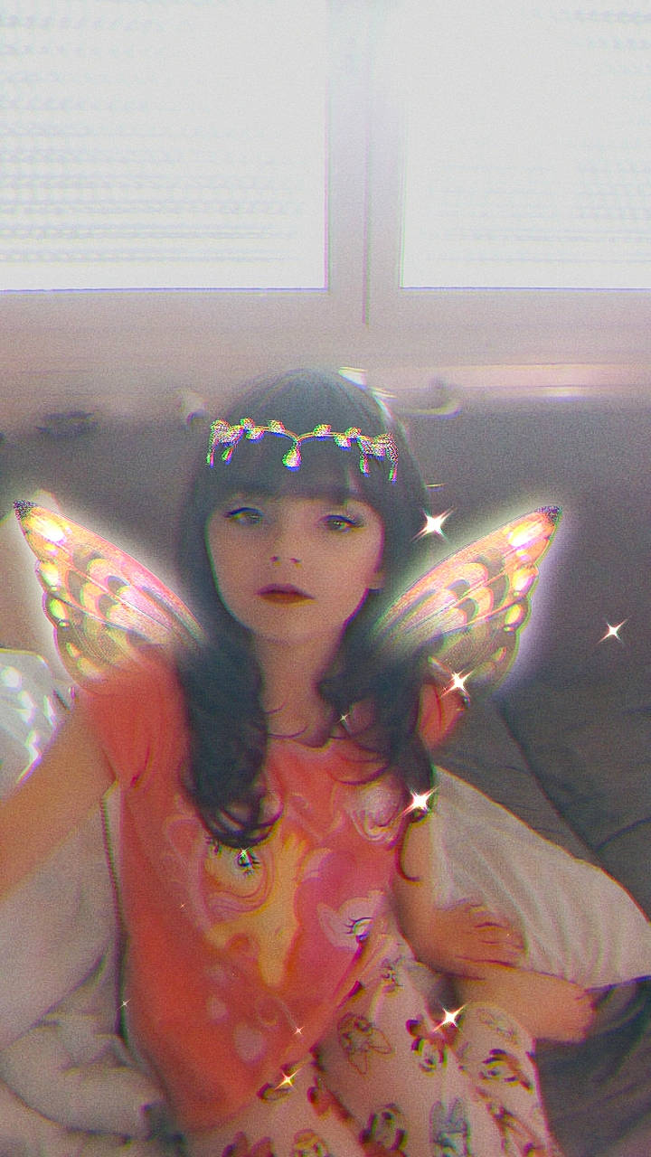 Ilyana a rejoint le concours — aidez-le/la à gagner de superbes lots ! arm, child, costume, event, facial_expression, fashion_accessory, fashion_design, fun, hair_accessory, happy, headpiece, headwear, jewellery, long_hair, magenta, pattern, person, pink, sitting, toddler