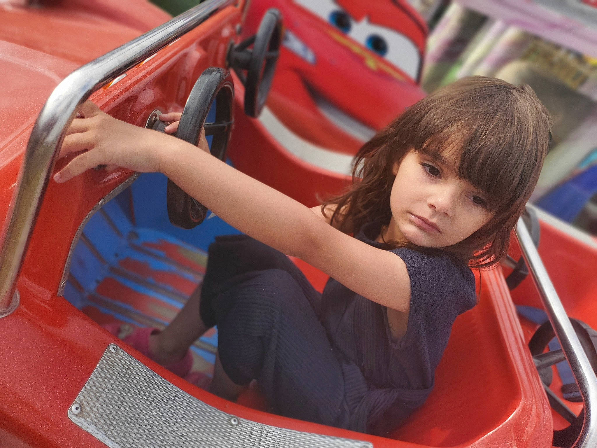 Ilyana a rejoint le concours — aidez-le/la à gagner de superbes lots ! auto_part, automotive_design, automotive_exterior, automotive_mirror, bumper, car, fun, hood, human_leg, leisure, mode_of_transport, motor_vehicle, person, personal_luxury_car, recreation, red, steering_wheel, toddler, vehicle, vehicle_door