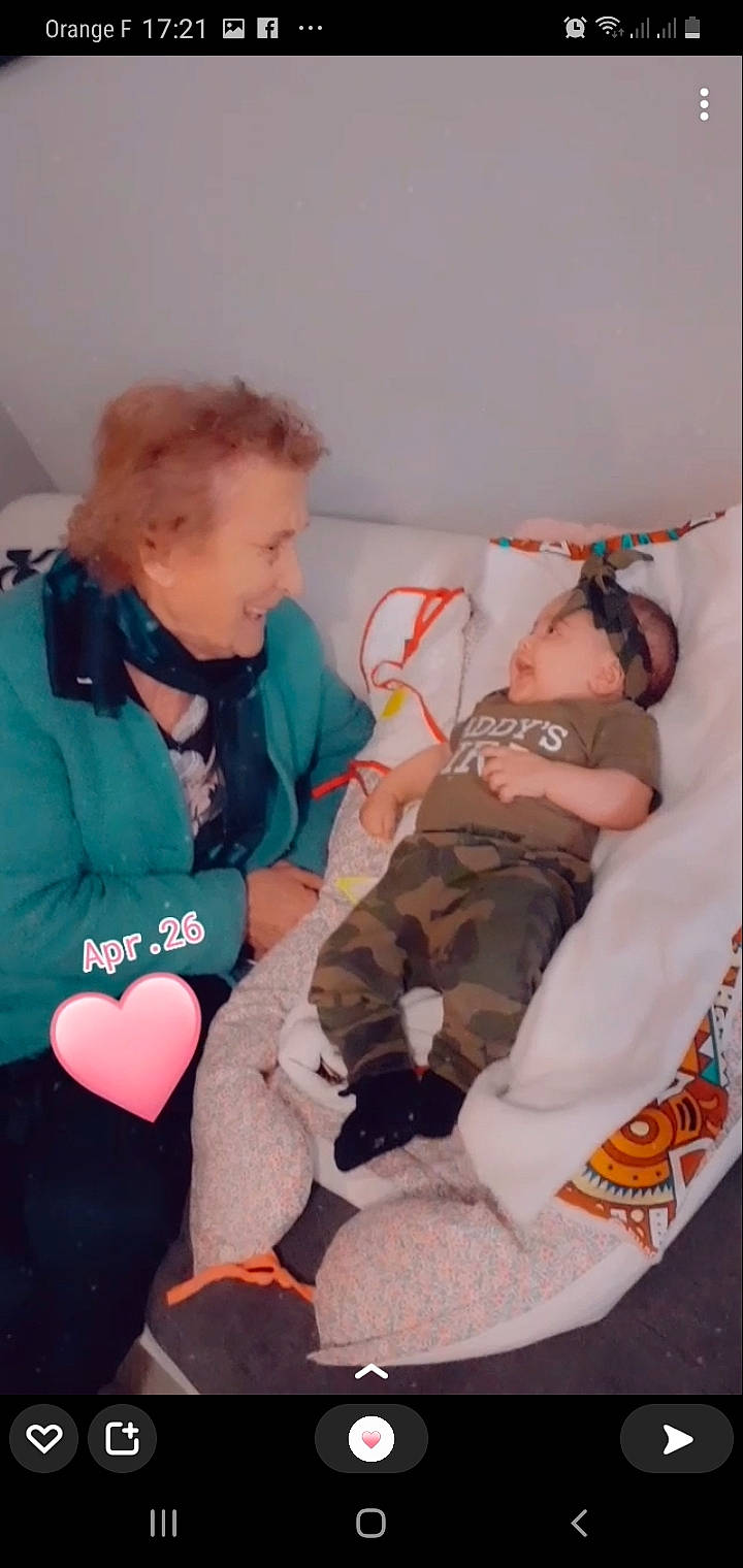 Athalia participe au concours pour gagner de l'argent avec cette photo : baby, baby_products, baby_toddler_clothing, carmine, child, comfort, event, finger, fun, happy, joy, knee, lap, leg, mouth, organ, person, sitting, skin, sock