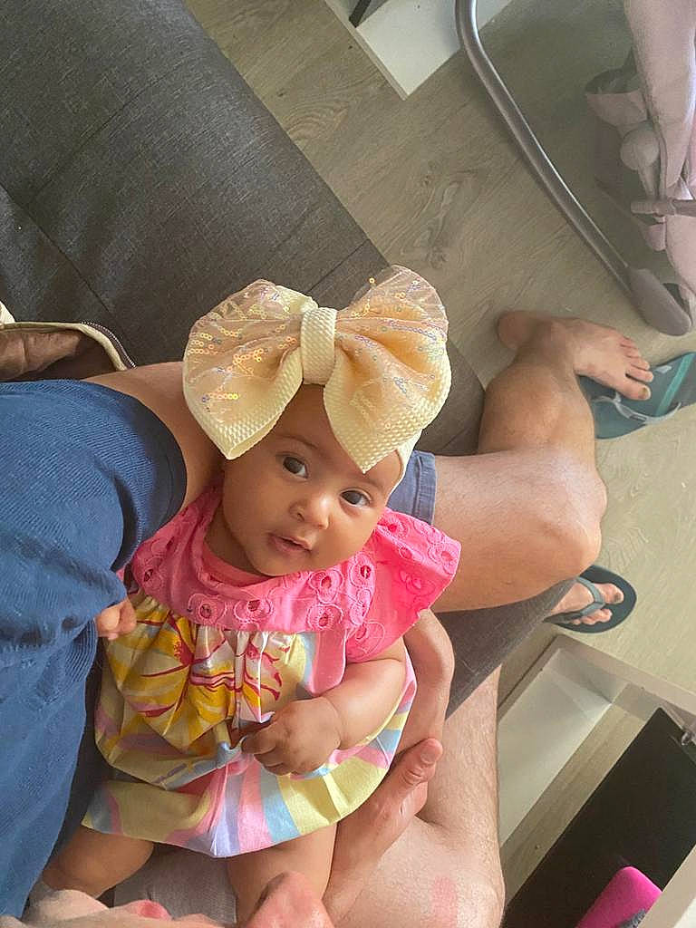 Athalia a rejoint le concours — aidez-le/la à gagner de superbes lots ! baby, baby_toddler_clothing, cap, child, comfort, fashion_accessory, finger, gesture, hand, happy, hat, headwear, human_leg, kitchen_utensil, magenta, person, scissors, smile, sun_hat, thigh