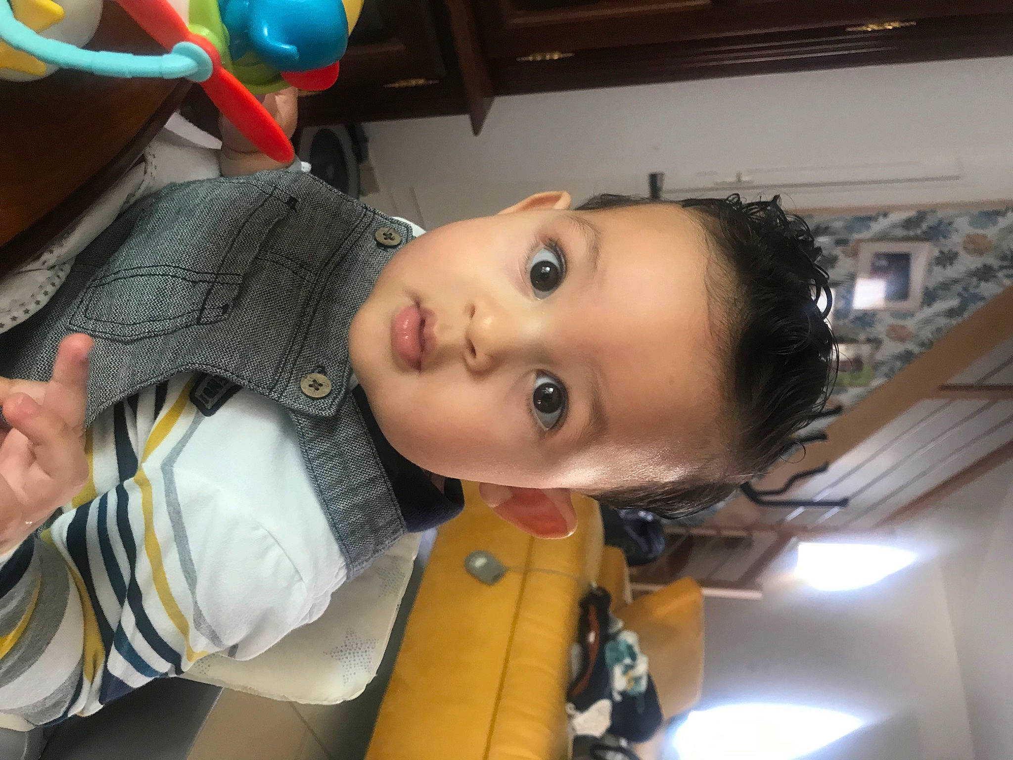 Hauiti participe au concours pour gagner de l'argent avec cette photo : baby, baby_products, baby_toys, cheek, child, eye, eyelash, fun, mouth, nose, person, room, space, stuffed_toy, toddler, toy, vacation