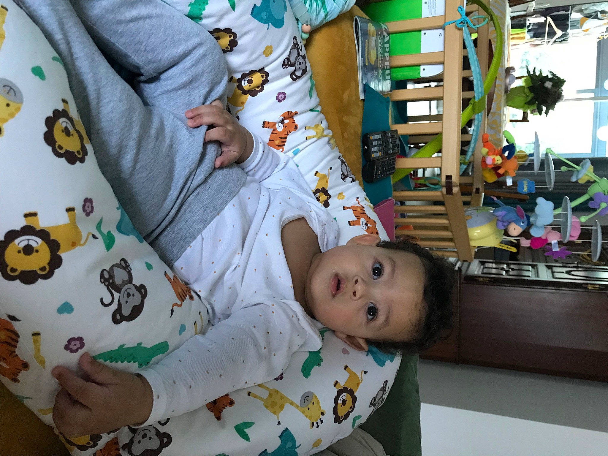 Hauiti a rejoint le concours — aidez-le/la à gagner de superbes lots ! baby, baby_products, baby_toddler_clothing, child, comfort, fun, houseplant, leisure, linens, pattern, person, play, product, room, shelf, sitting, sleeve, smile, toddler, toy