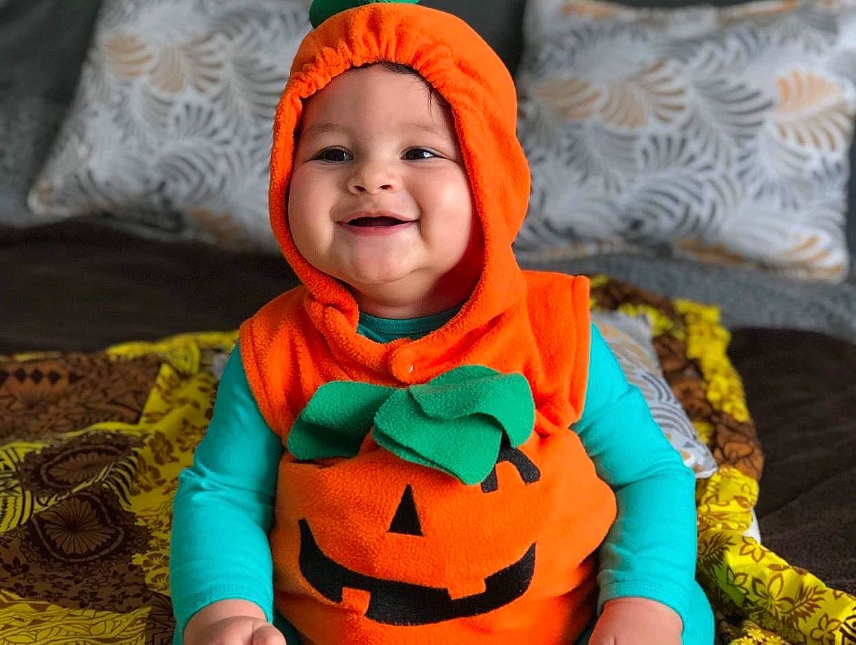 Hauiti a rejoint le concours — aidez-le/la à gagner de superbes lots ! baby, beauty, cap, child, event, eye, facial_expression, fictional_character, fun, happy, headwear, jacket, joy, lifejacket, linens, mouth, orange, person, plant, smile