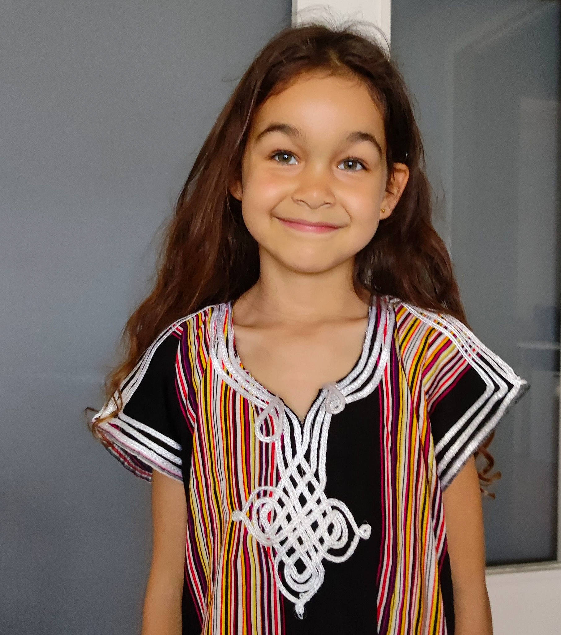 Inès a rejoint le concours — aidez-le/la à gagner de superbes lots ! beauty, brown_hair, cheek, electric_blue, event, eye, eyebrow, face, fashion_design, flash_photography, happy, iris, joy, long_hair, neck, organ, outerwear, person, sleeve, smile