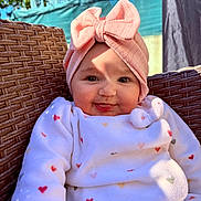 Luna a rejoint le concours — aidez-le/la à gagner de superbes lots ! baby, infant, smiling, pink_bow, headwrap, onesie, heart_pattern, wicker_chair, outdoor, sunlight, shadow, closeup, portrait, rosy_cheeks, chubby_cheeks, happy, cute, seated, fabric_texture, blue_sky